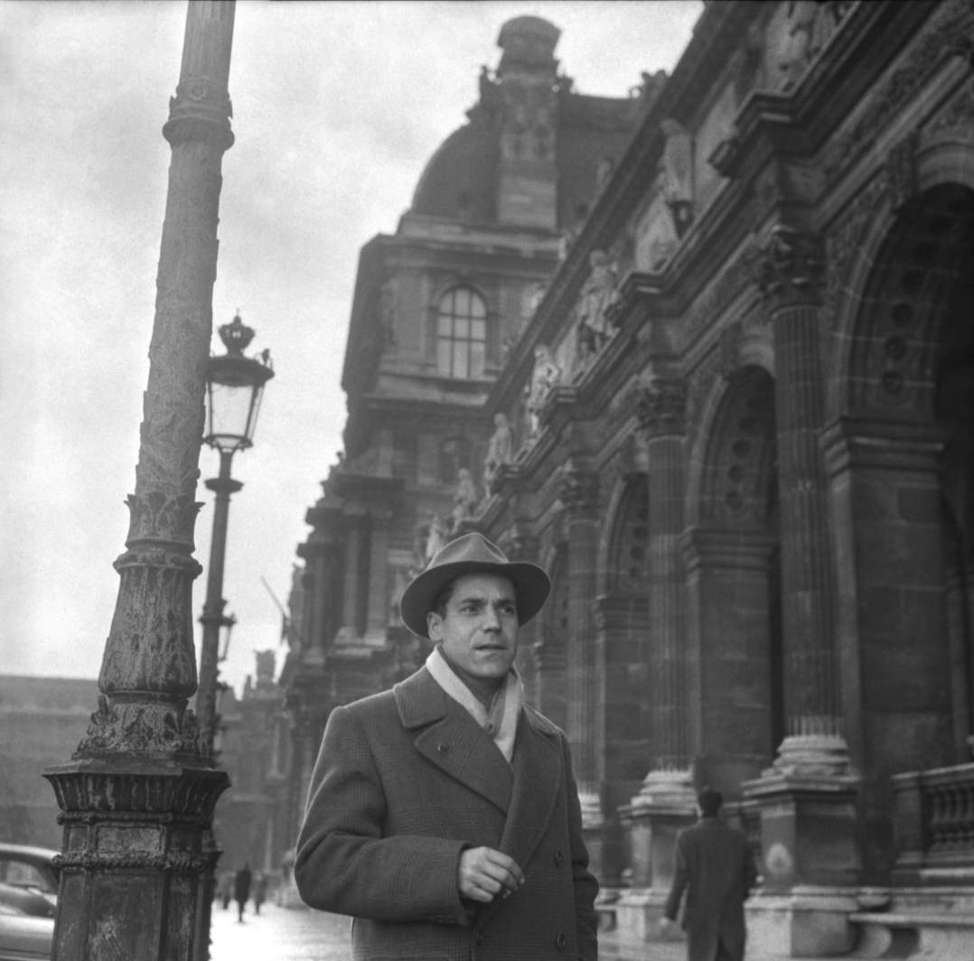 在巴黎卢浮宫前的卡洛斯·克鲁兹·迭斯，1955.png